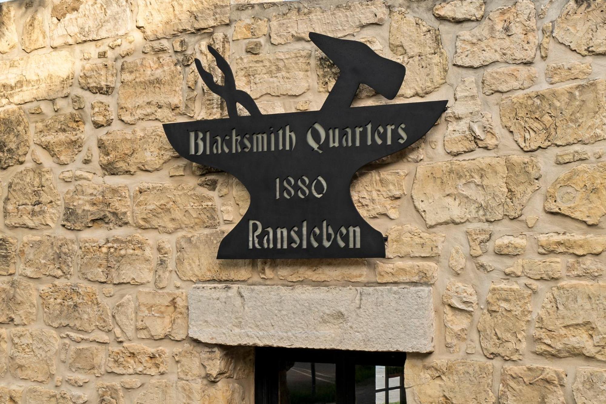 Blacksmith Quarters Fredericksburg Exterior foto